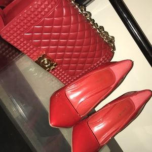 Red patent leather pump w/ purse.